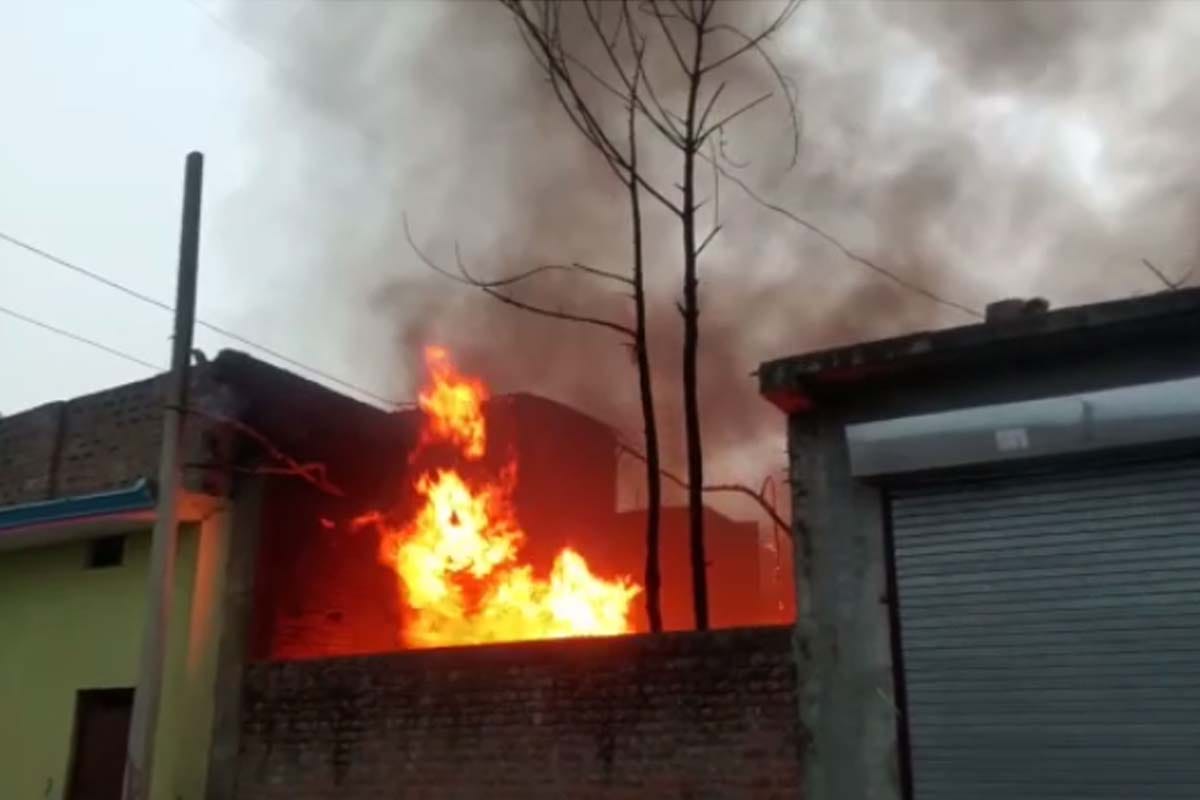 Saharanpur: Fierce fire in plastic scrap