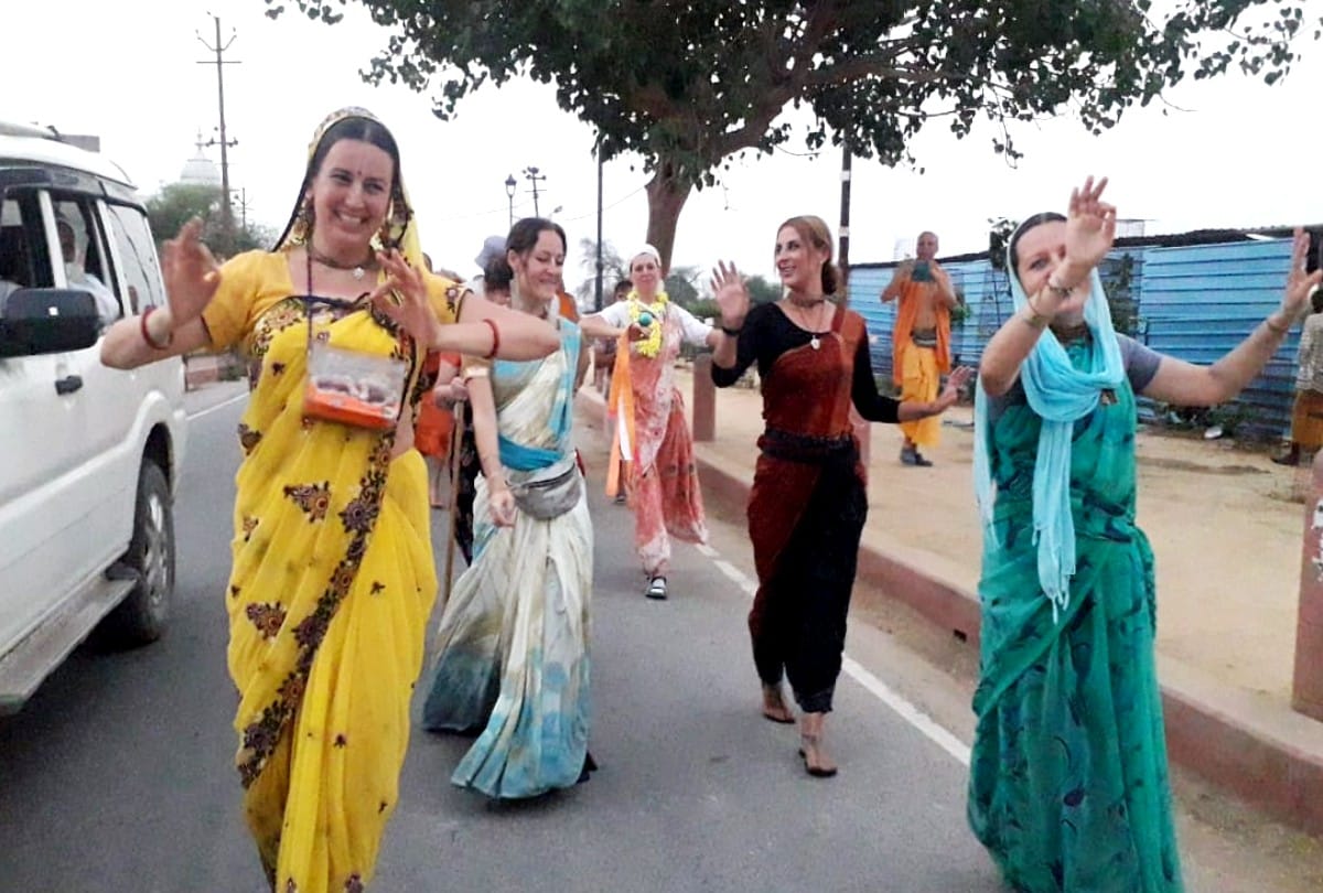 mathura news: foreign devotees dancing on krishna bhajan in Vrindavan