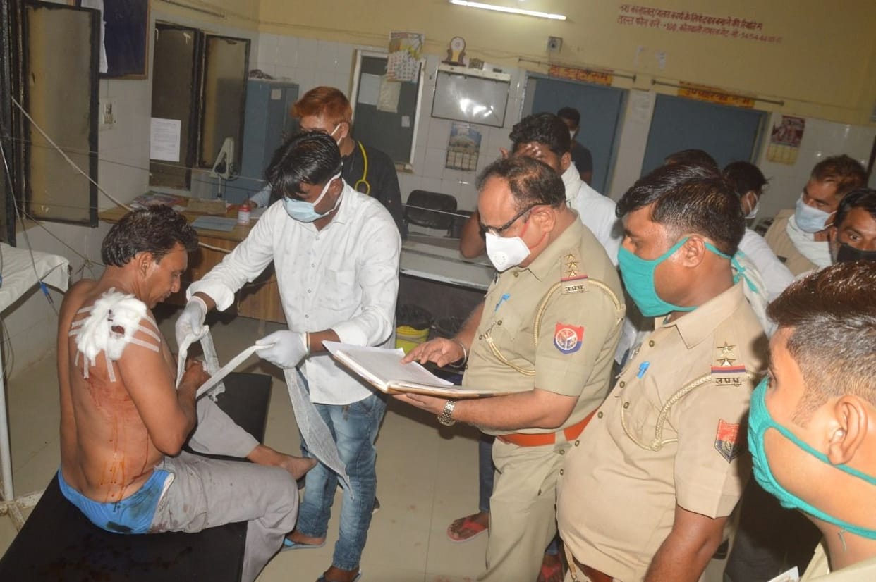 Hathras: 30 thousand rupees shot at animal feed vendor