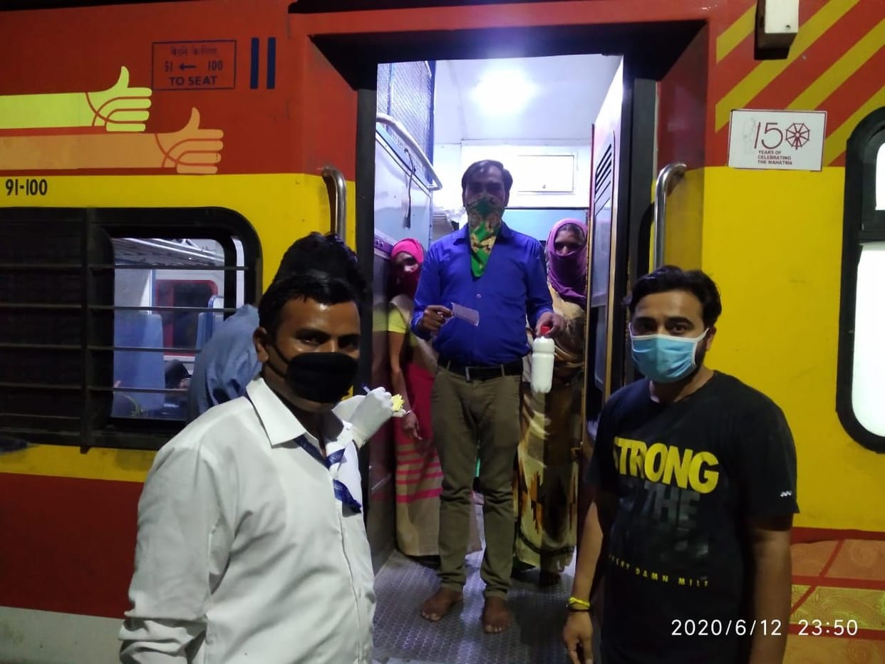 Delivery of female laborers in train, mother-child both healthy