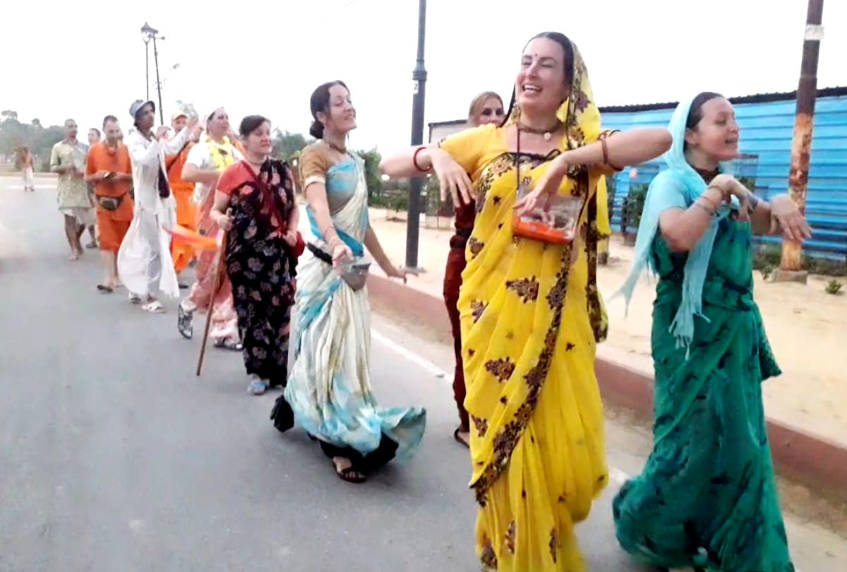 mathura news: foreign devotees dancing on krishna bhajan in Vrindavan