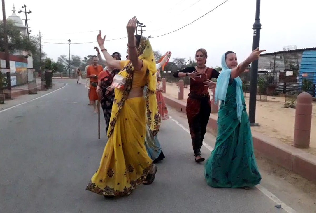 mathura news: foreign devotees dancing on krishna bhajan in Vrindavan