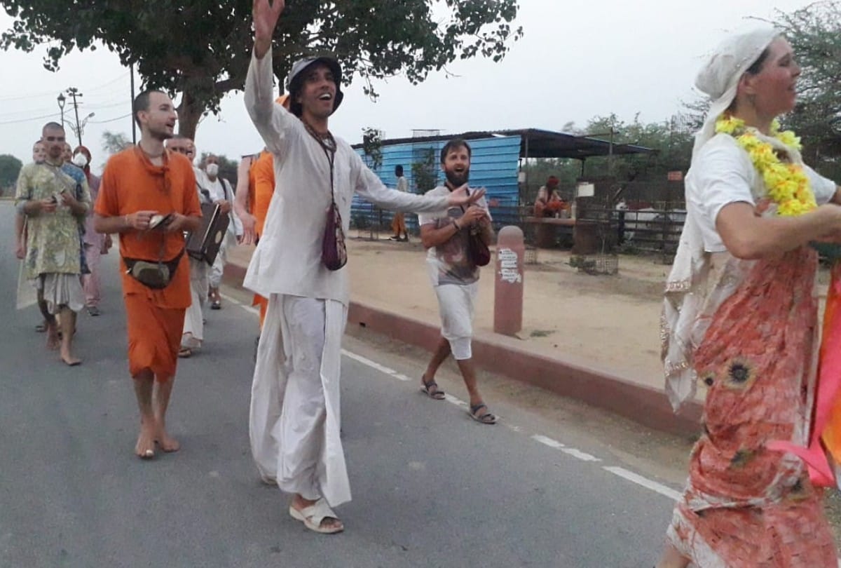 mathura news: foreign devotees dancing on krishna bhajan in Vrindavan