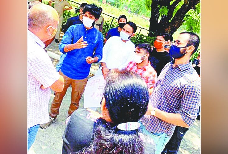 nsui protest outside punjab university vc office against exams in july