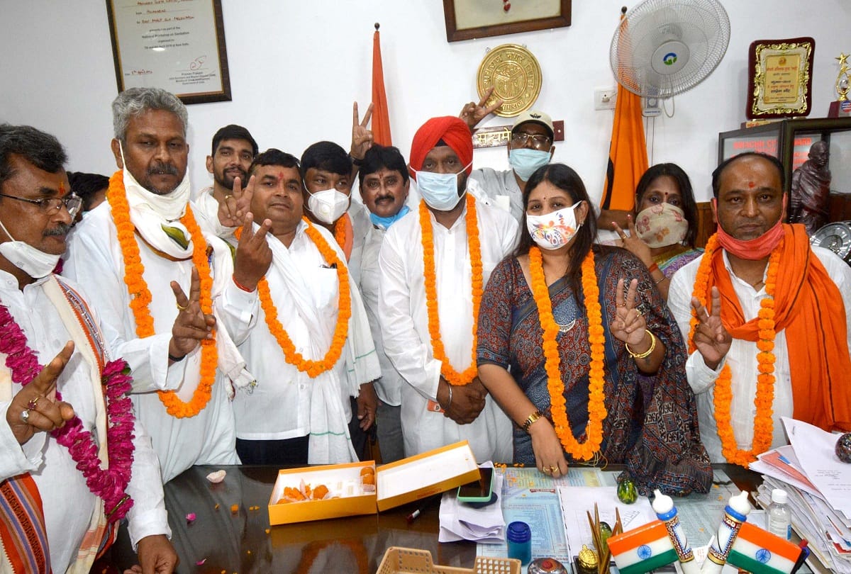Prayagraj News: Forgotten social distancing, BJP leader, SSP sits inquiry