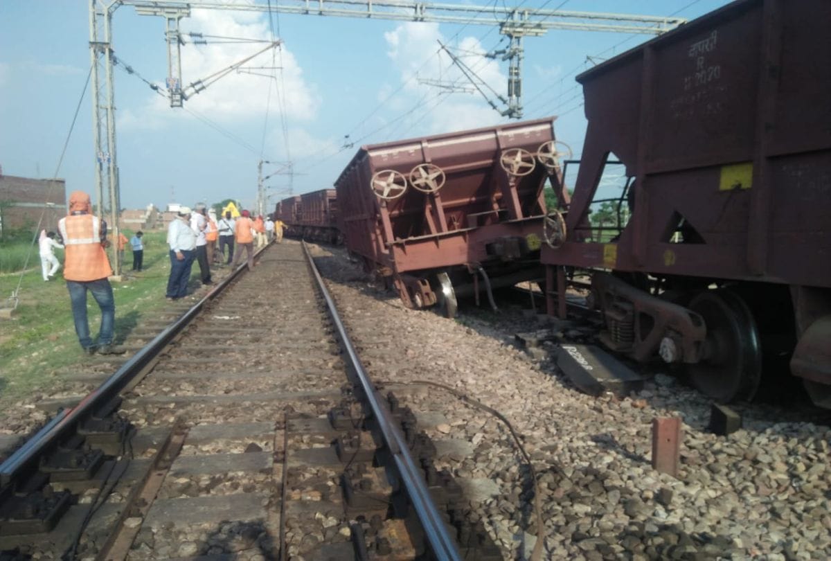 goods train derailed in Firozabad