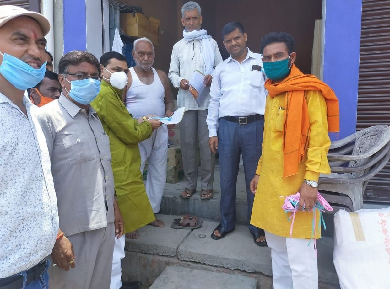 bjp distributed mask and sainitizer in etawah