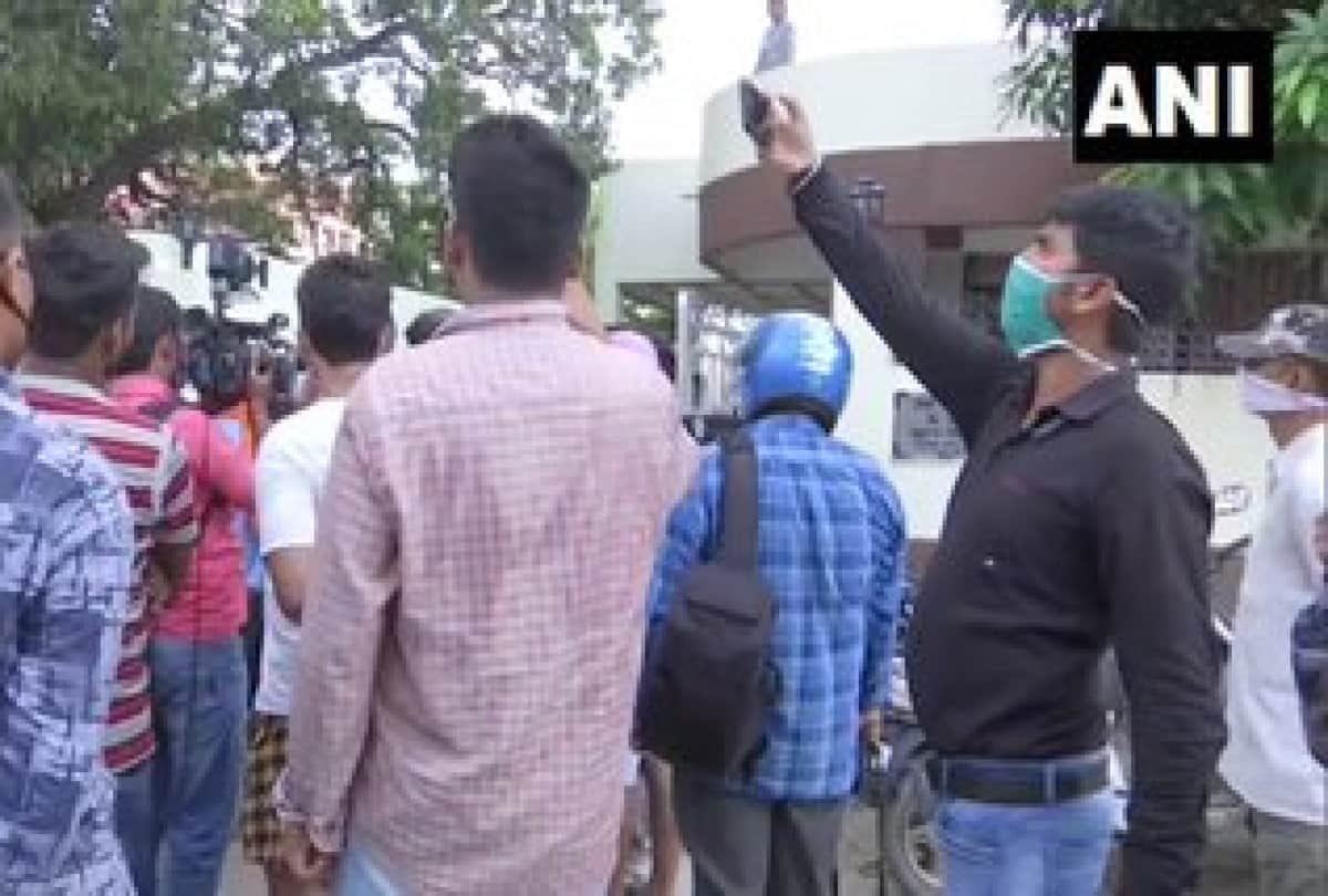 sushant singh rajput death news his residence in patna people gather