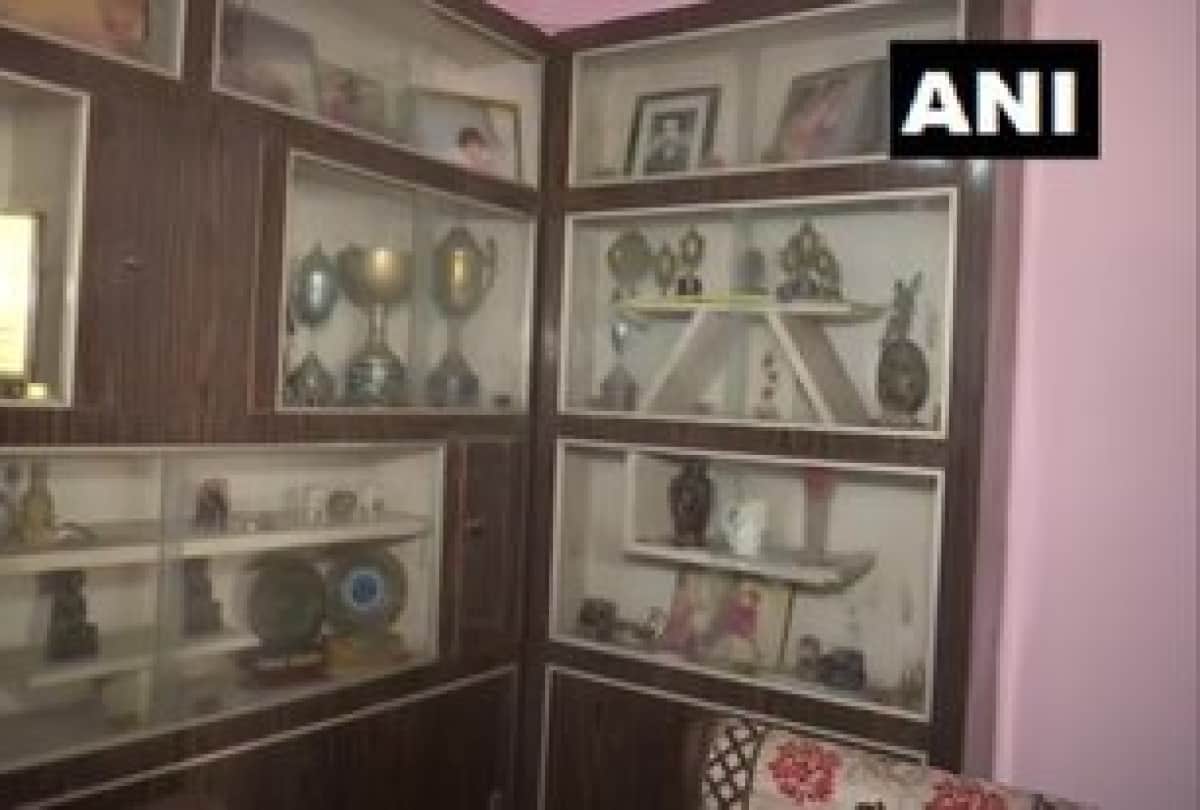 sushant singh rajput death news his residence in patna people gather