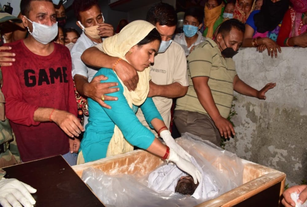 Uttarakhand Martyr Soldier yamuna Prasad paneru Wife Salute to his husband on Funeral, Mother Crying , photos