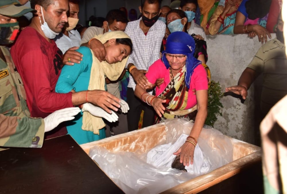 Uttarakhand Martyr Soldier yamuna Prasad paneru Wife Salute to his husband on Funeral, Mother Crying , photos