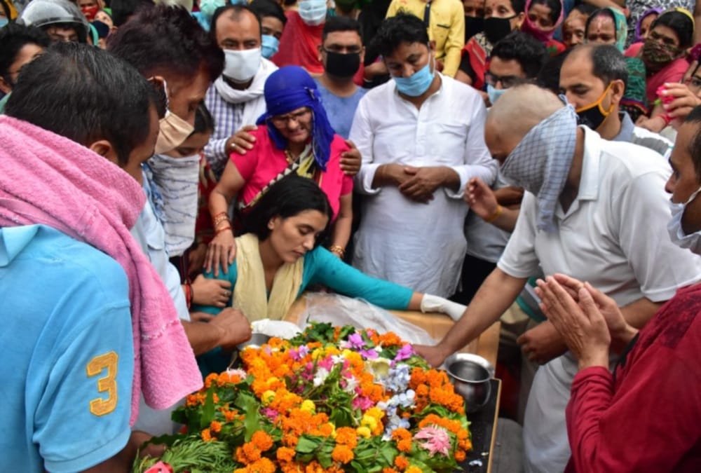Uttarakhand Martyr Soldier yamuna Prasad paneru Wife Salute to his husband on Funeral, Mother Crying , photos
