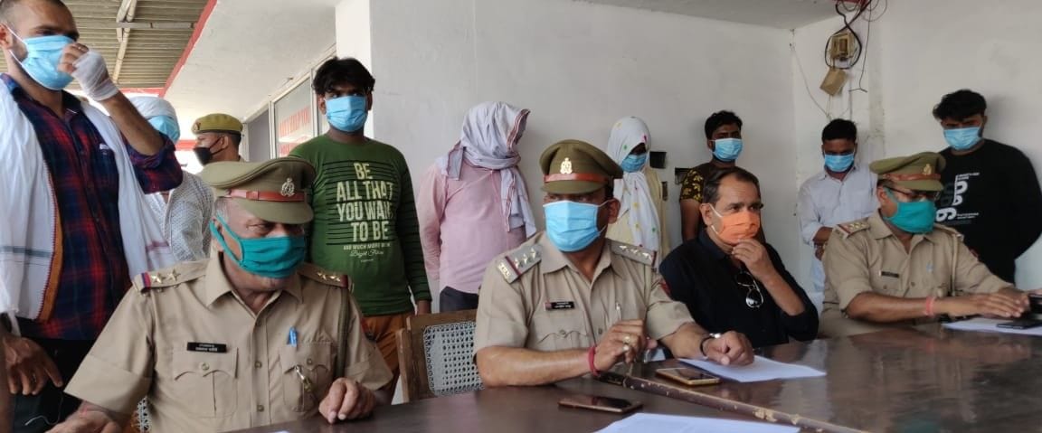 Hathras: Police arrested seven people while gambling, recovered 193500 rupees
