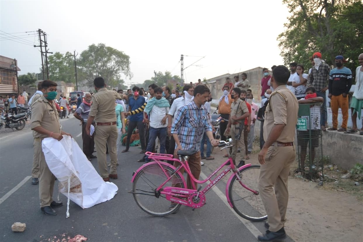 Hathras: A truck rider going to the temple was crushed to death by a truck