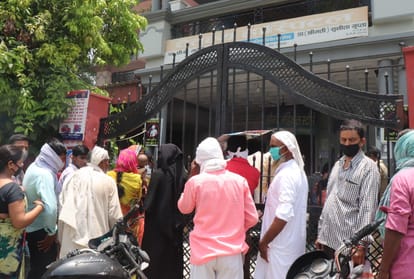 Social distancing not following Private hospital during coronavirus in gorakhpur