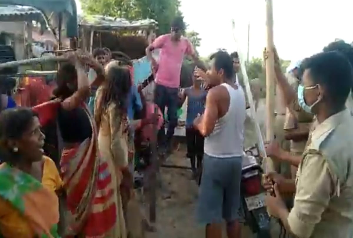 Video of attack on police team in Kushinagar goes viral