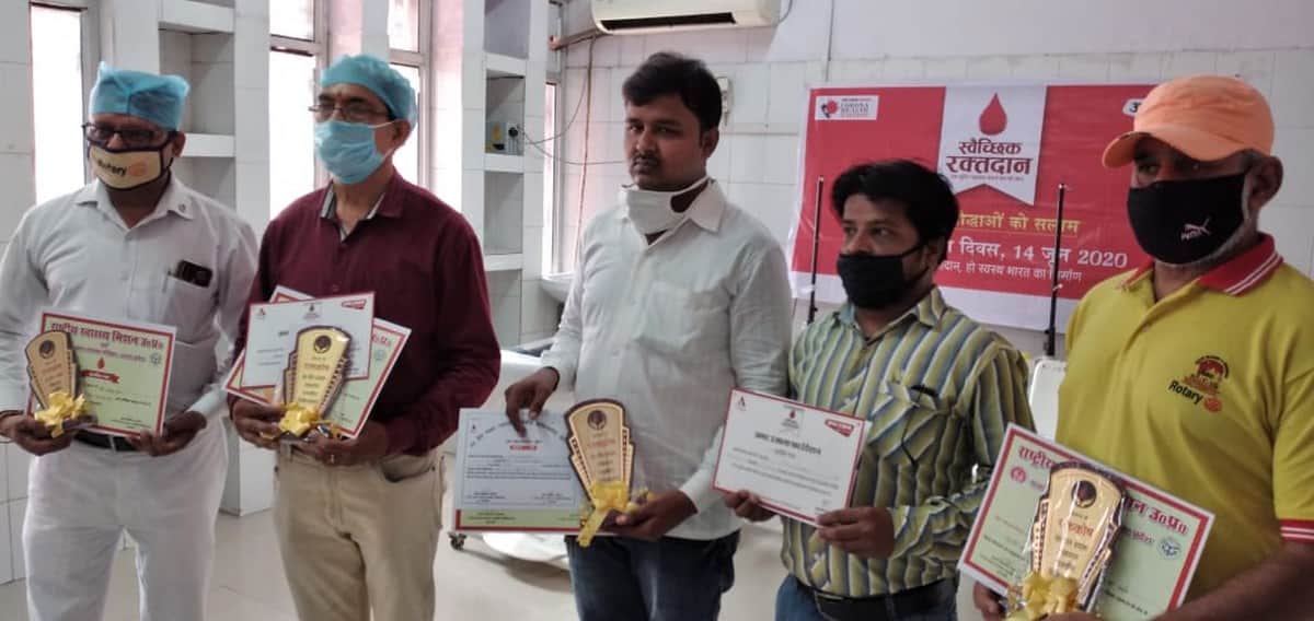 World Blood Donor Day Amar Ujala Foundation people donate blood in varanasi purvanchal