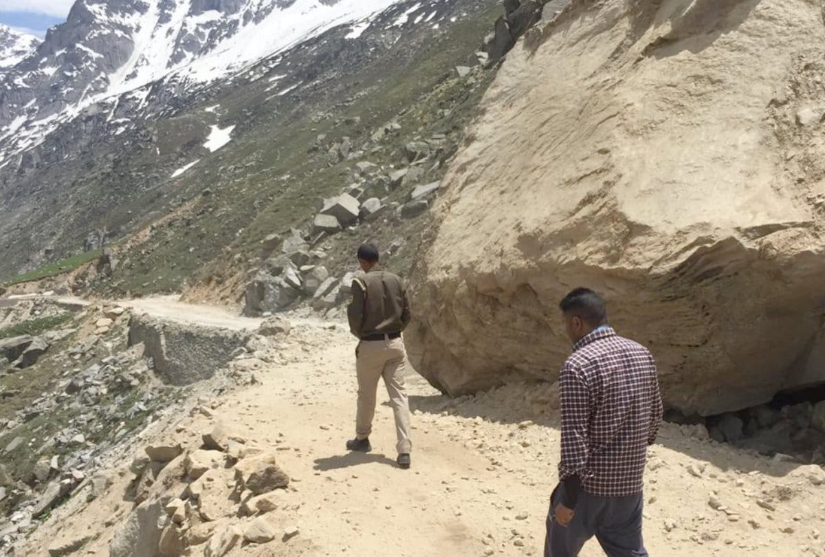 samdo kaza gramphu road blocked due to landsliding