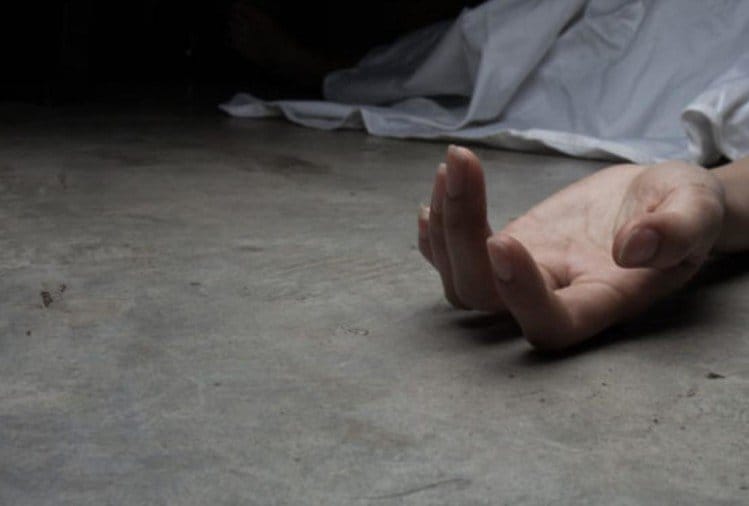 Gym operator hanged himself after talking to his wife on mobile, wife had gone to her maternal home.
