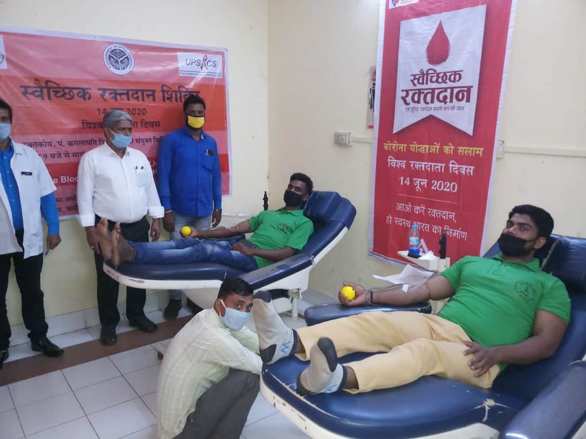 World Blood Donor Day Amar Ujala Foundation people donate blood in purvanchal district varanasi