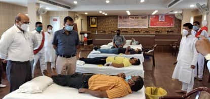 World Blood Donor Day Amar Ujala Foundation people donate blood in varanasi purvanchal