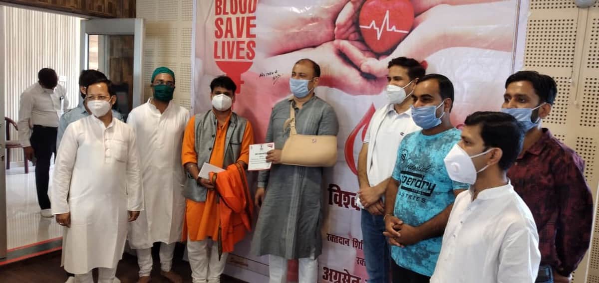 World Blood Donor Day Amar Ujala Foundation people donate blood in varanasi purvanchal