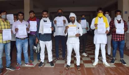 अपनी मागों का ज्ञापन एसपी को देने जाते यादव सेना के कार्यकर्ता।
