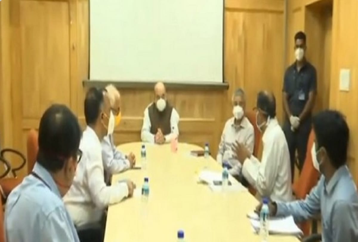 Home Minister Amit Shah reviewed preparations at LNJP Hospital, held meeting with officials
