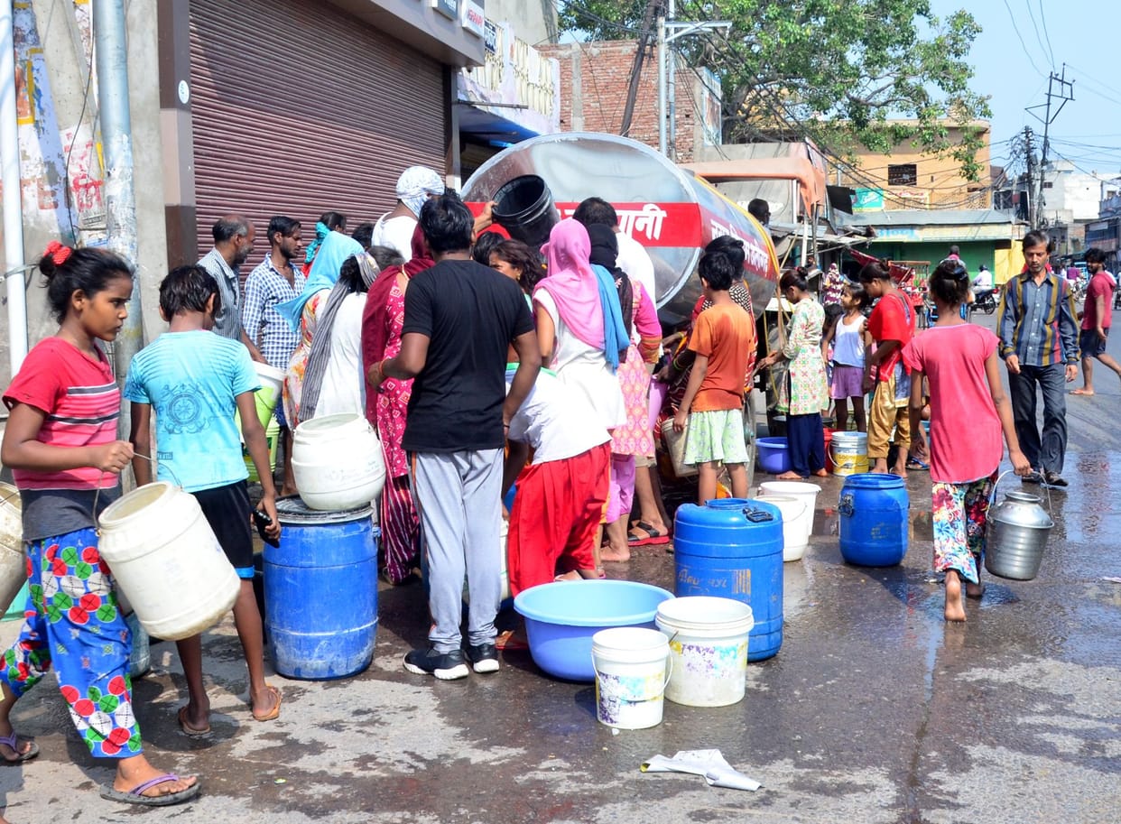Aligarh: Power cuts in severe heat, people affected, water supply also affected