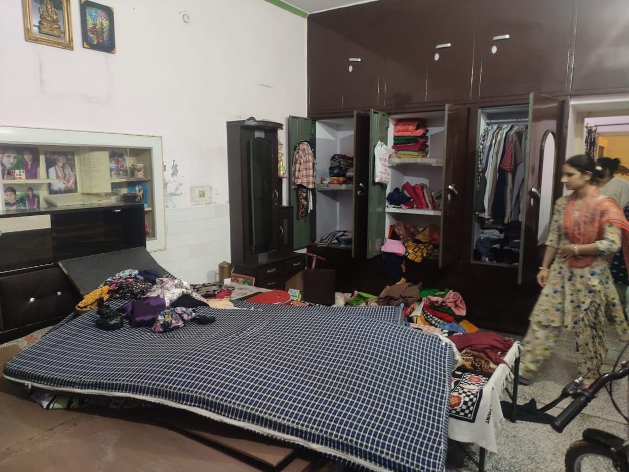 Three and a half lakh rupees and gold jewelery stolen from JE's house in Nahari Department