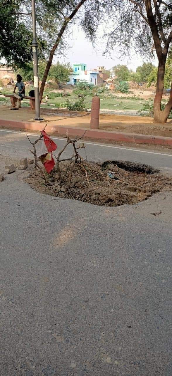 hole on road, vrindavan, damagr road