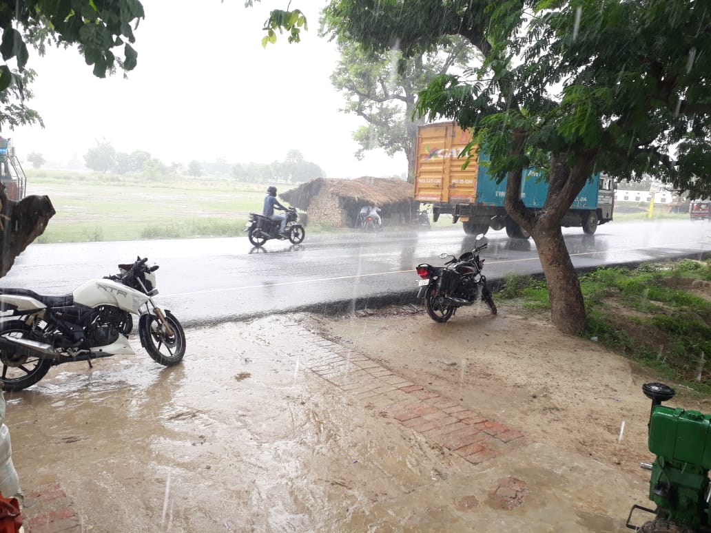 Rain in Azamgarh brought relief from the heat