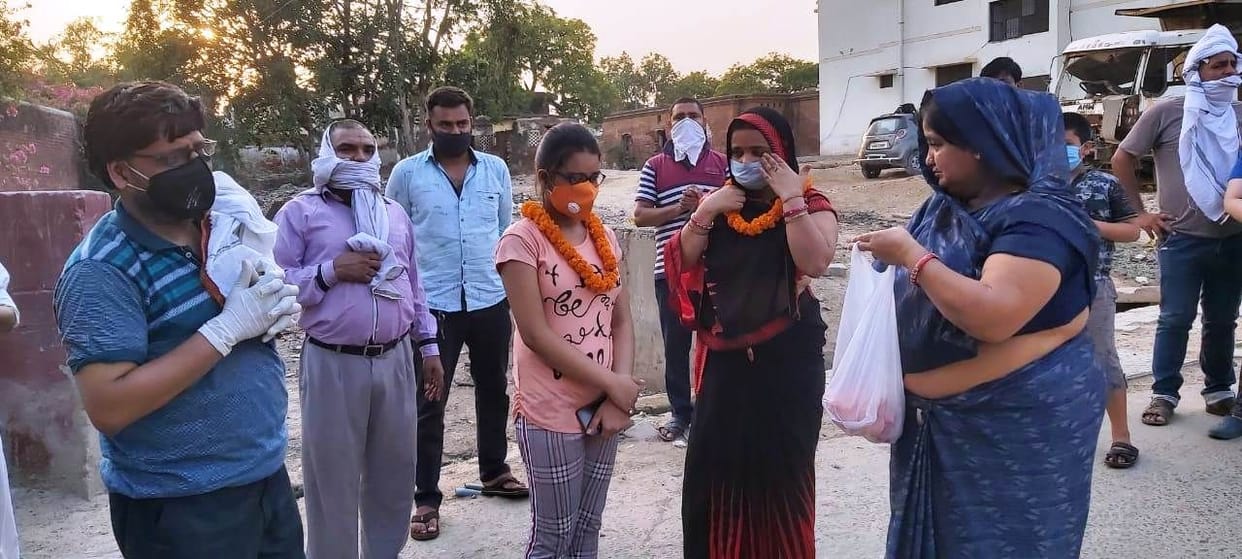 Hathras: Welcomes three people who returned from Corona to win the war