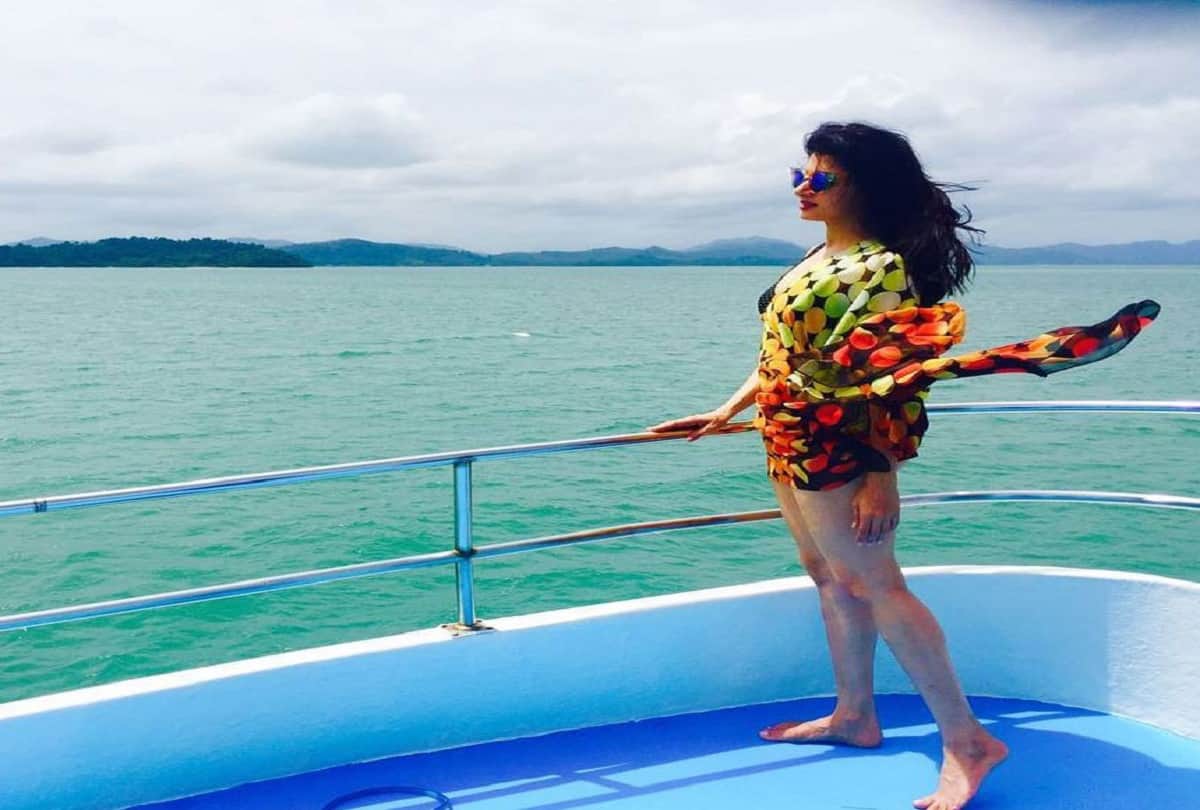 Rekha to Tabu Madhuri Dixit and Sangeeta Bijlani bollywood most beautiful actresses photos at the age of above 50
