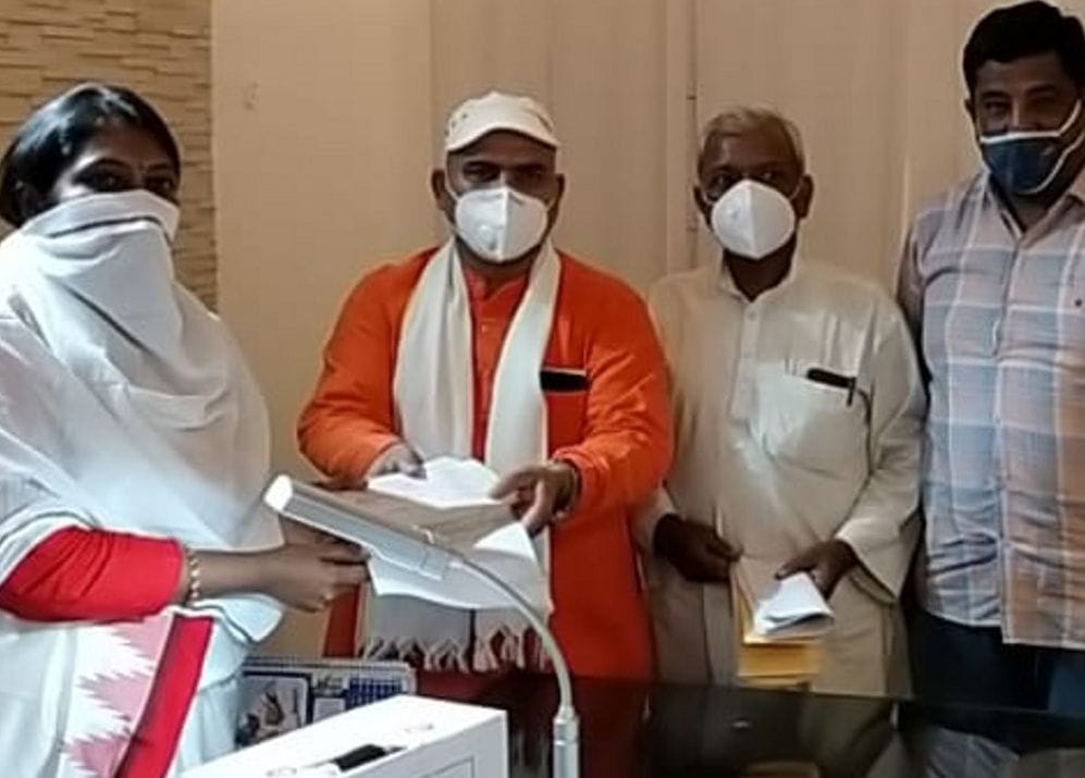 Hand over checks of DM Care Fund funds to DM