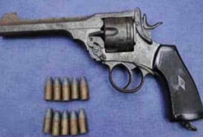 रिवाल्वर।
