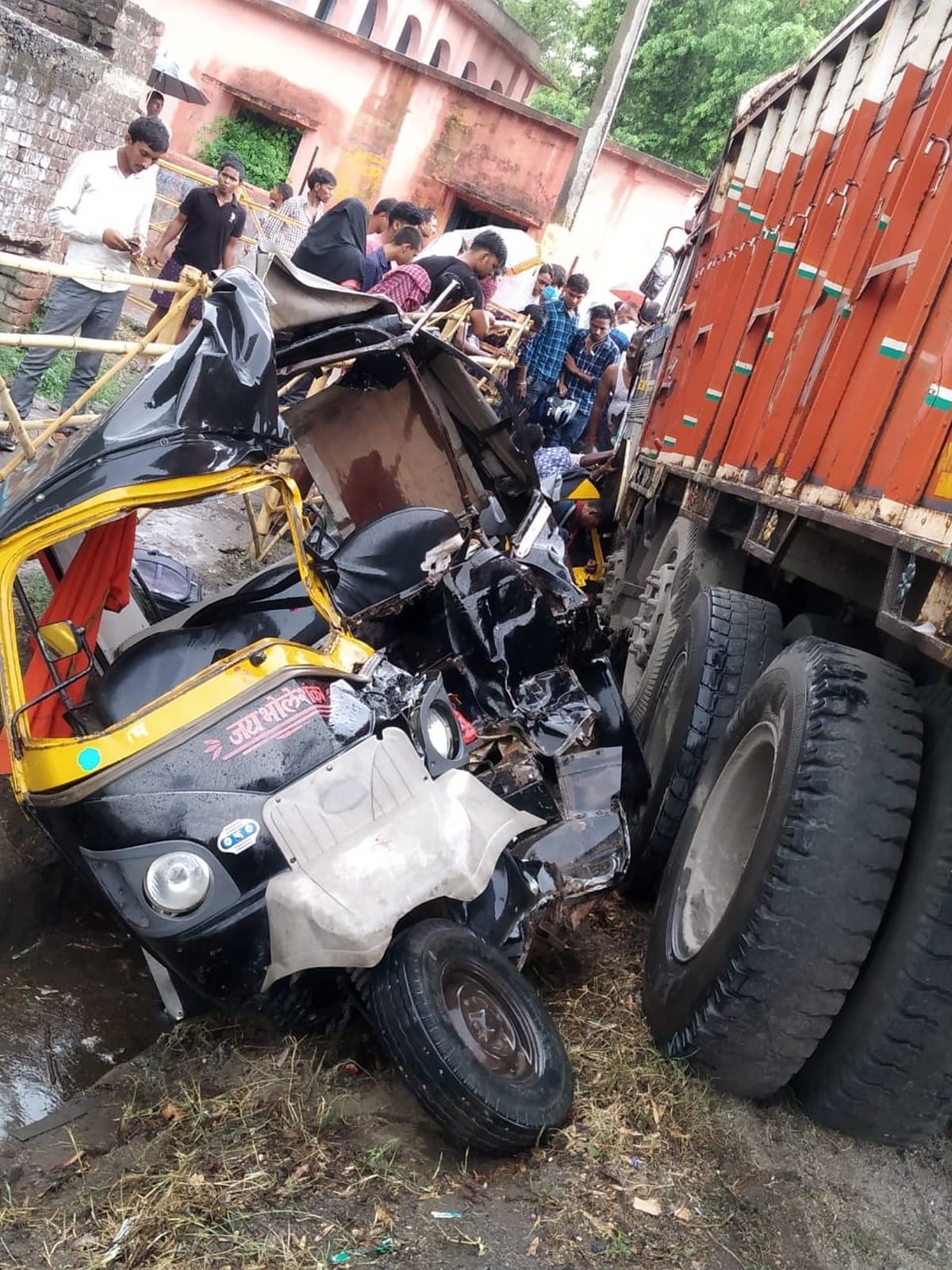 Mini truck and cargo auto rickshaw collide in Madhya Pradesh, four people dead
