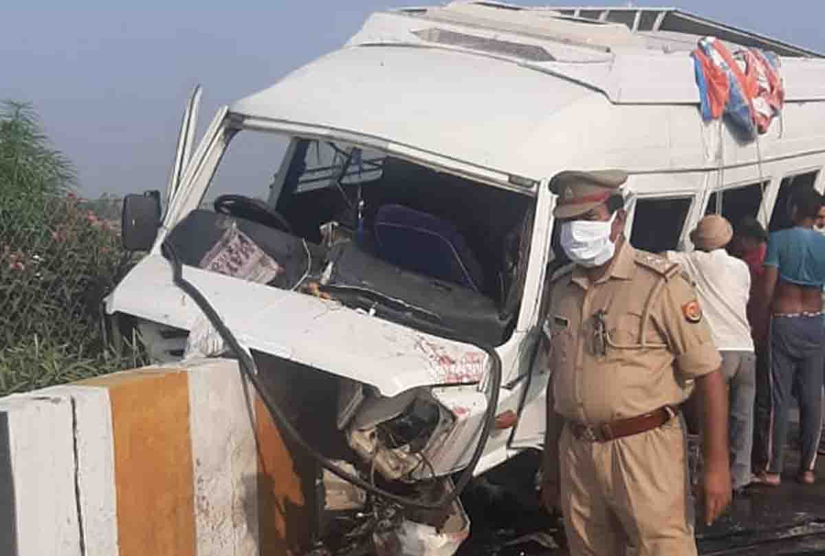 UP: Road accident on Agra-Lucknow Expressway, 24 injured