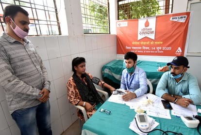 Citizens show enthusiasm in Amar Ujala foundation's voluntary blood donation camp