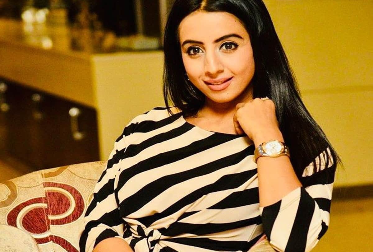 Sushant Singh Rajput Suicide Sanjjanaa Galrani Trolled For Doing Makeup During Live Show