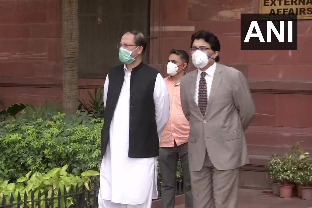 pakistan india officials working in indian high commission are missing says sources