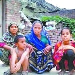 अपने परिवार के साथ पीड़ित अफसाना।