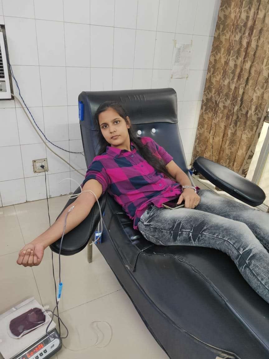 The daughter of the district saved the life of an old man by giving blood