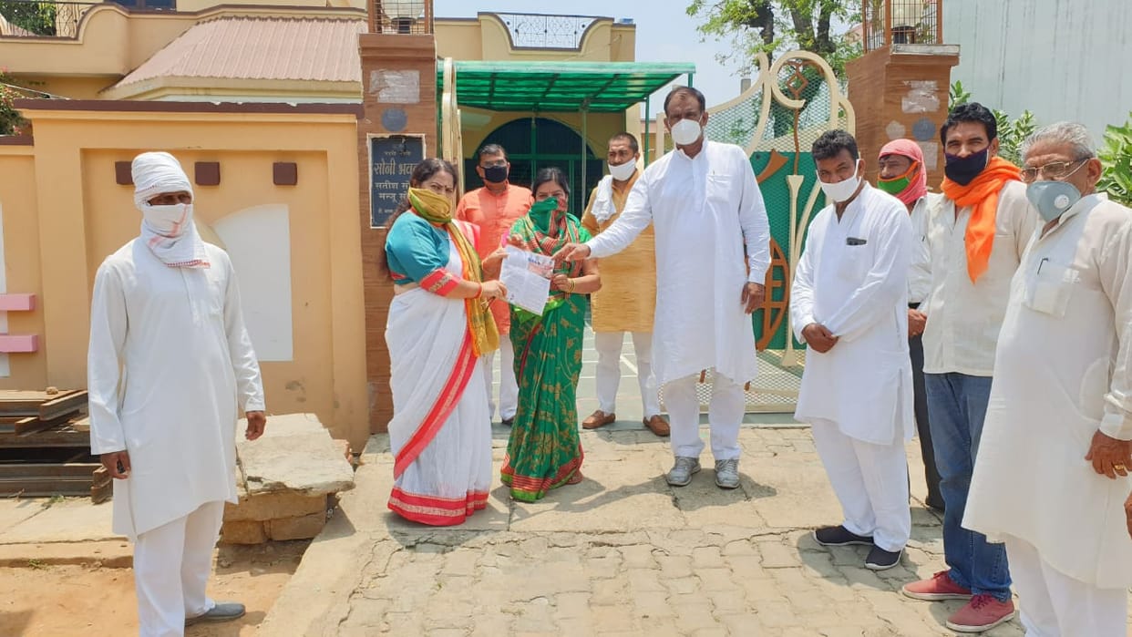 bjp leaders distribute mask and senitiser, and also know about goverment dovelopment  works