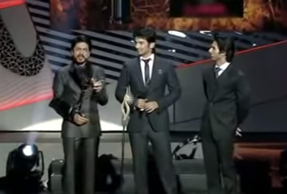 Shahid Kapoor And Shah rukh Khan Makes Fun Of Sushant Singh Rajput During Award Show IIFA Fans Gets Angry