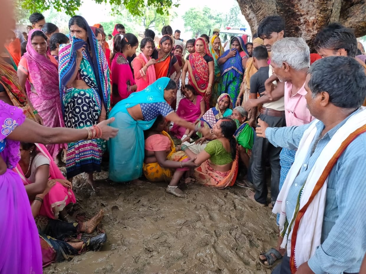 One teenager dies due to lightning, another scorches