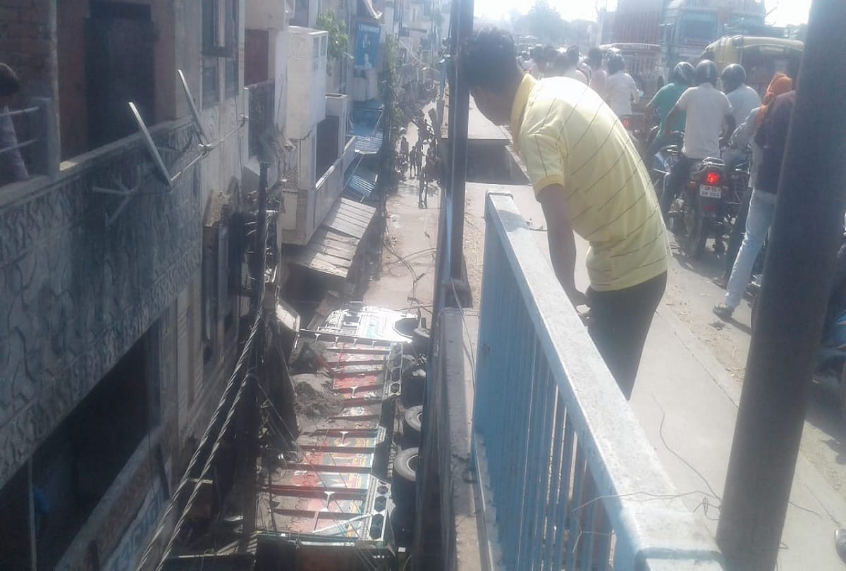 14 tyred truck meets accident on Baghpat road Maliyana bridge