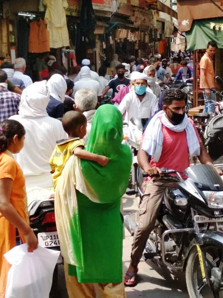 Crowd in markets, increased risk of corona infection