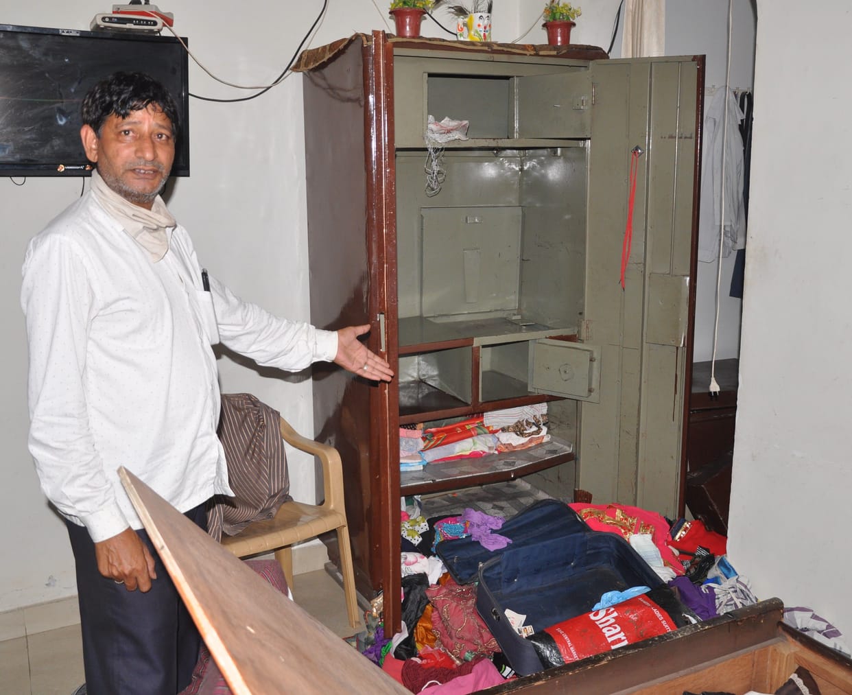 theft, businessman, jewellry