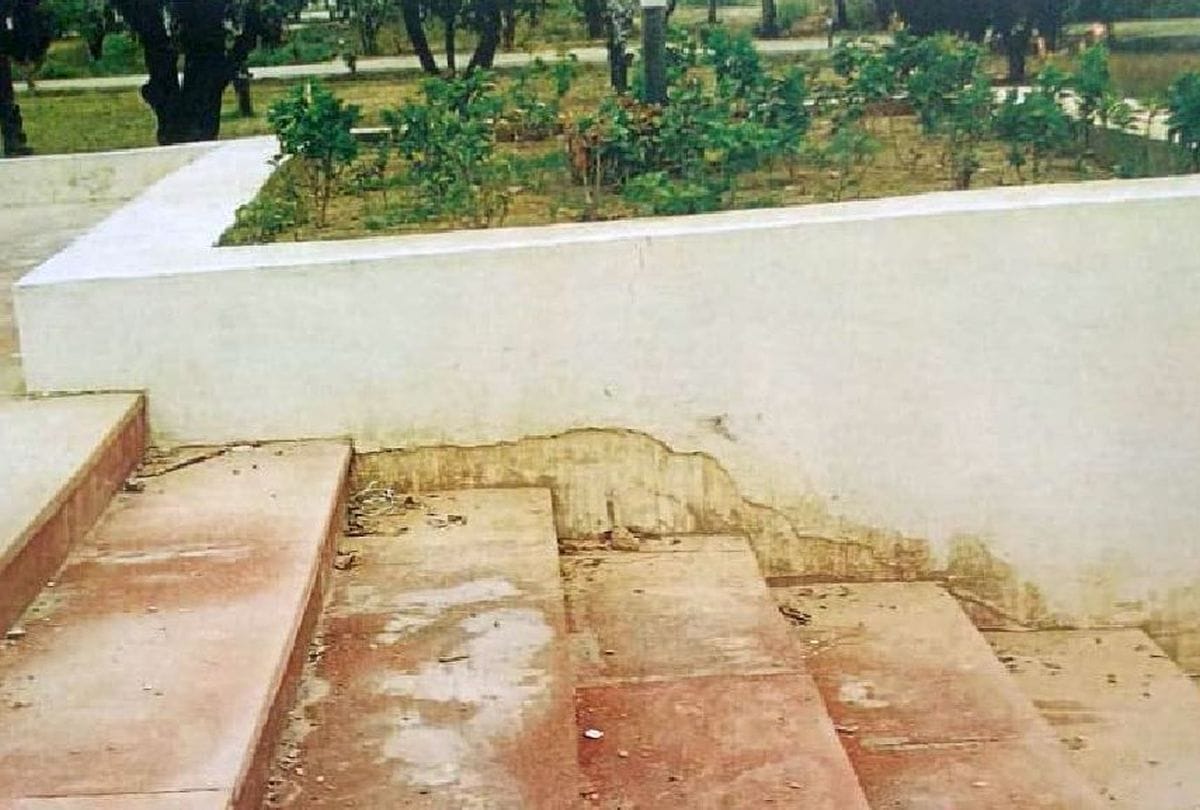 Cracks in walls built in Jawahar Bagh Mathura a few days ago